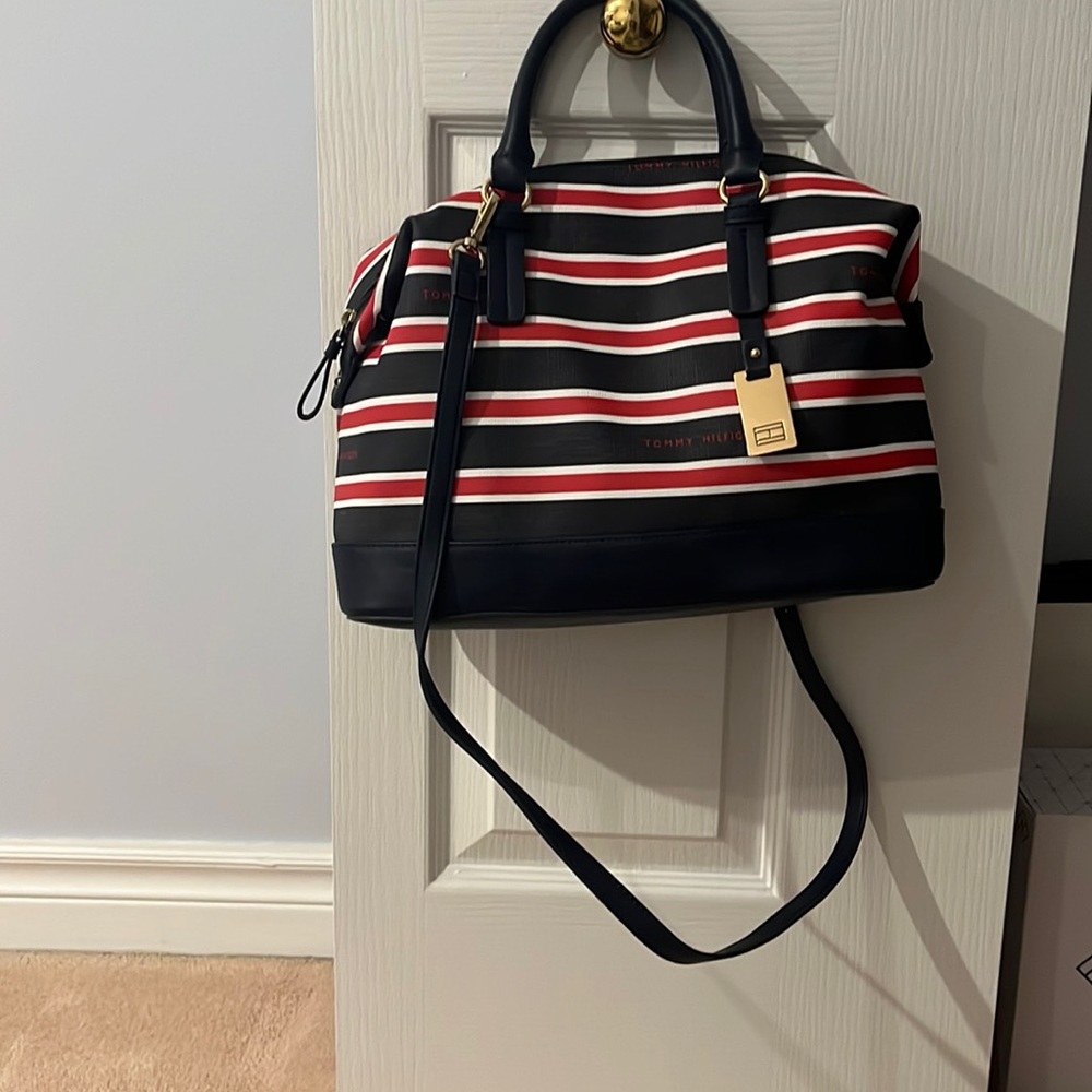 Very new worn once, I’m selling it because it doesn’t fit my laptop.